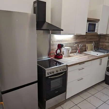 Proche Du Centre Ville, Calme, Climatise, Avec 2 Salles D'eau *